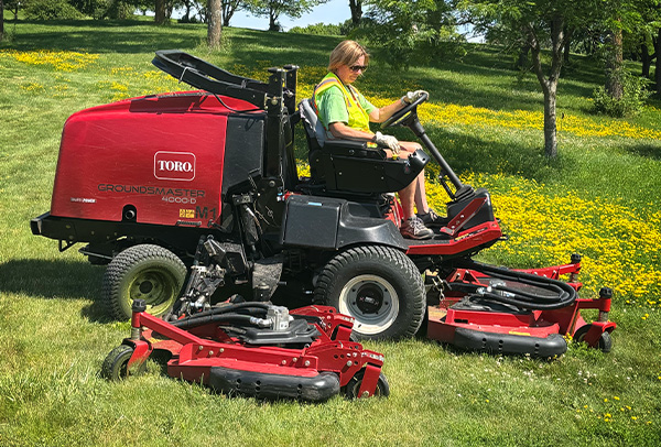 Groundsmaster 4000-D rotary mower in use