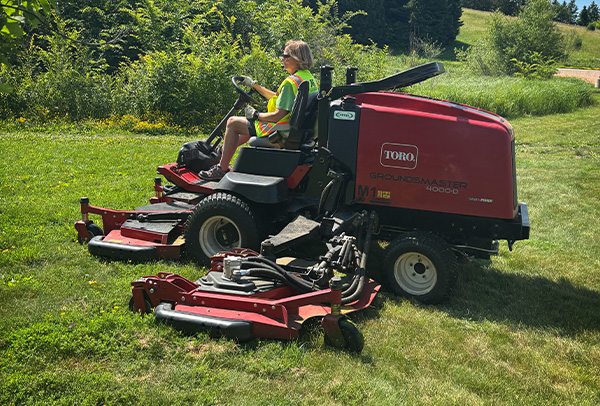 Groundsmaster 4000-D rotary mower in use